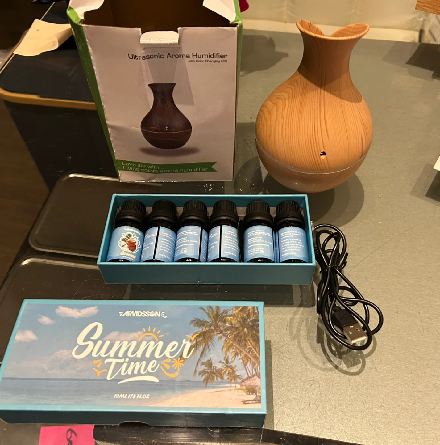 Aromatherapy humidifier and set of essential oils