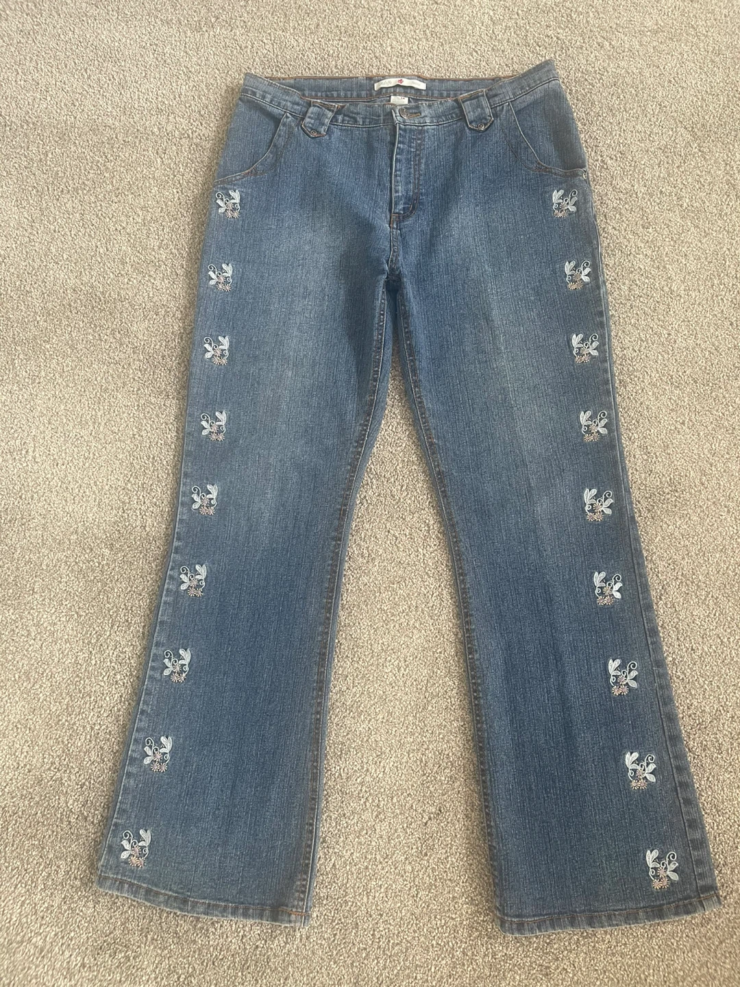 UNIQUE Embroidered Slightly Flared Jeans
