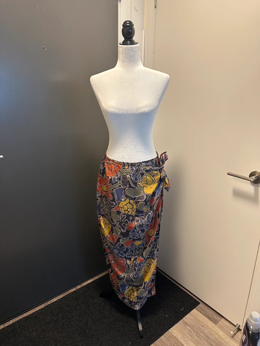 Vintage Tristan&Iseut Midi Wrap Silk Skirt