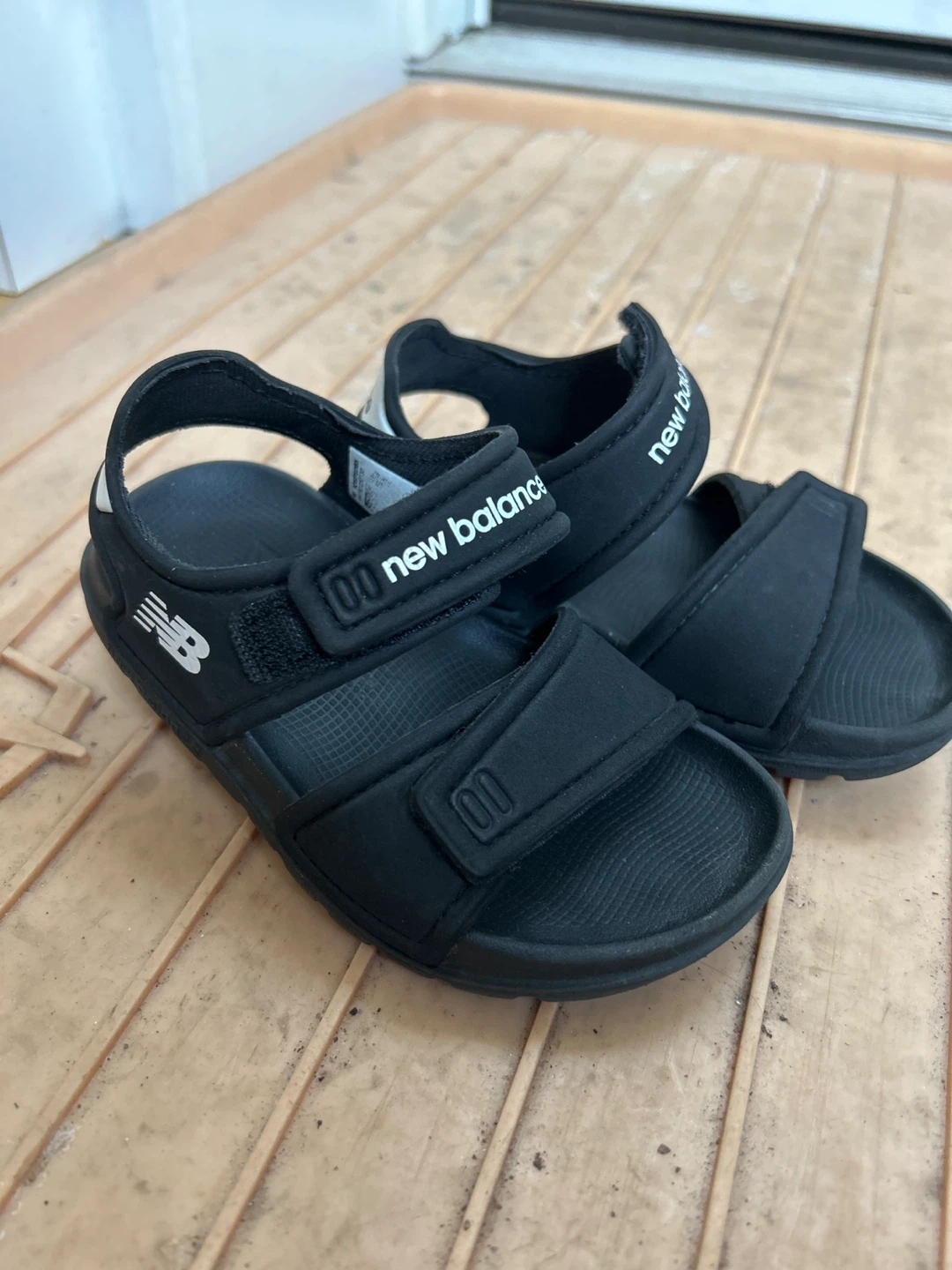New Balance Kids Black Sandals Size 6