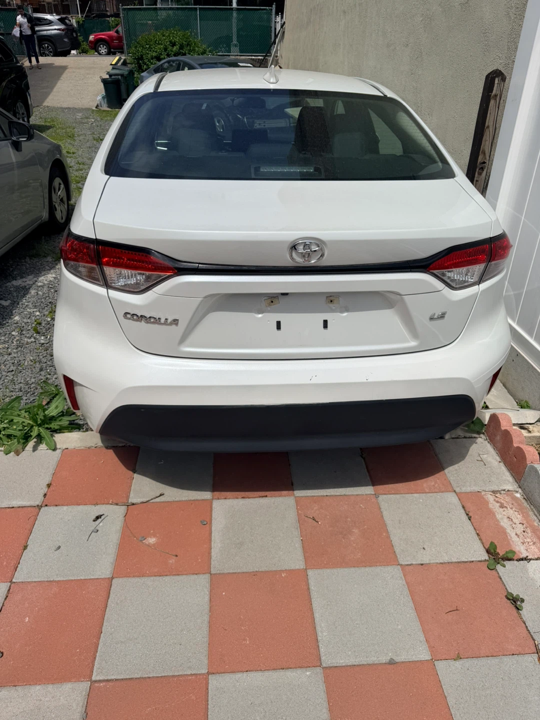 2024White Toyota Corolla LE Sedan clean title - photo 2