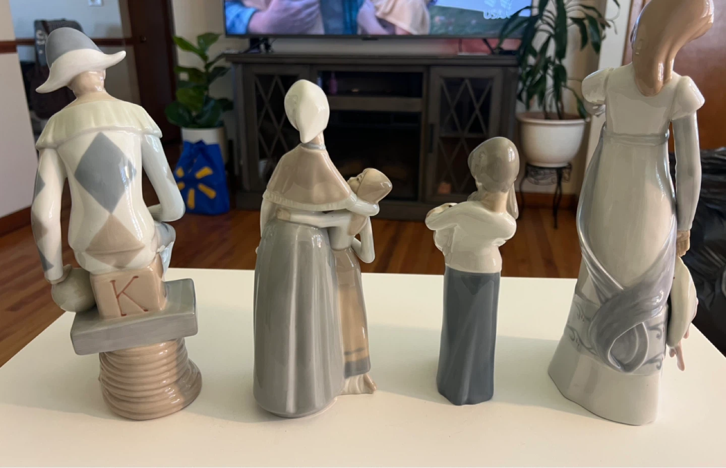 LOT OF 4 CASADES PORCELAIN FIGURINES - photo 2