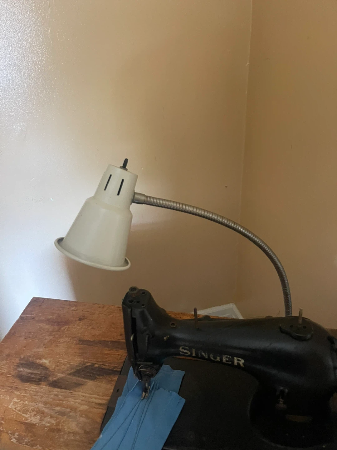 Vintage Singer Sewing Machine with Lamp Attachment - photo 3