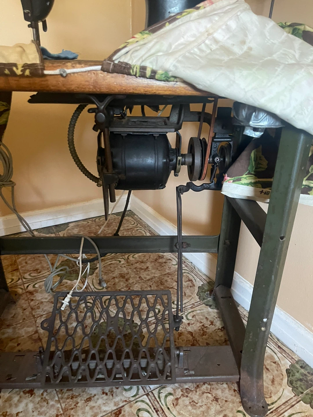 Vintage Singer Sewing Machine with Lamp Attachment - photo 4