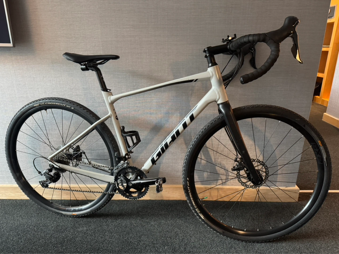 Giant Revolt Advanced Gravel Bike size ML - photo 4