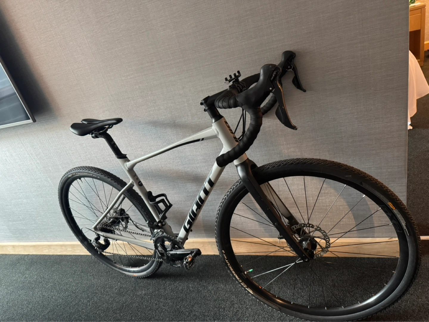 Giant Revolt Advanced Gravel Bike size ML - photo 2