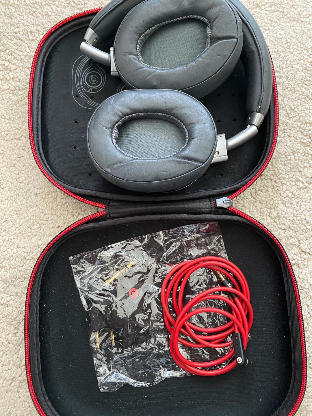 Beats by Dre Studio Headphones with Case & Cables - photo 3