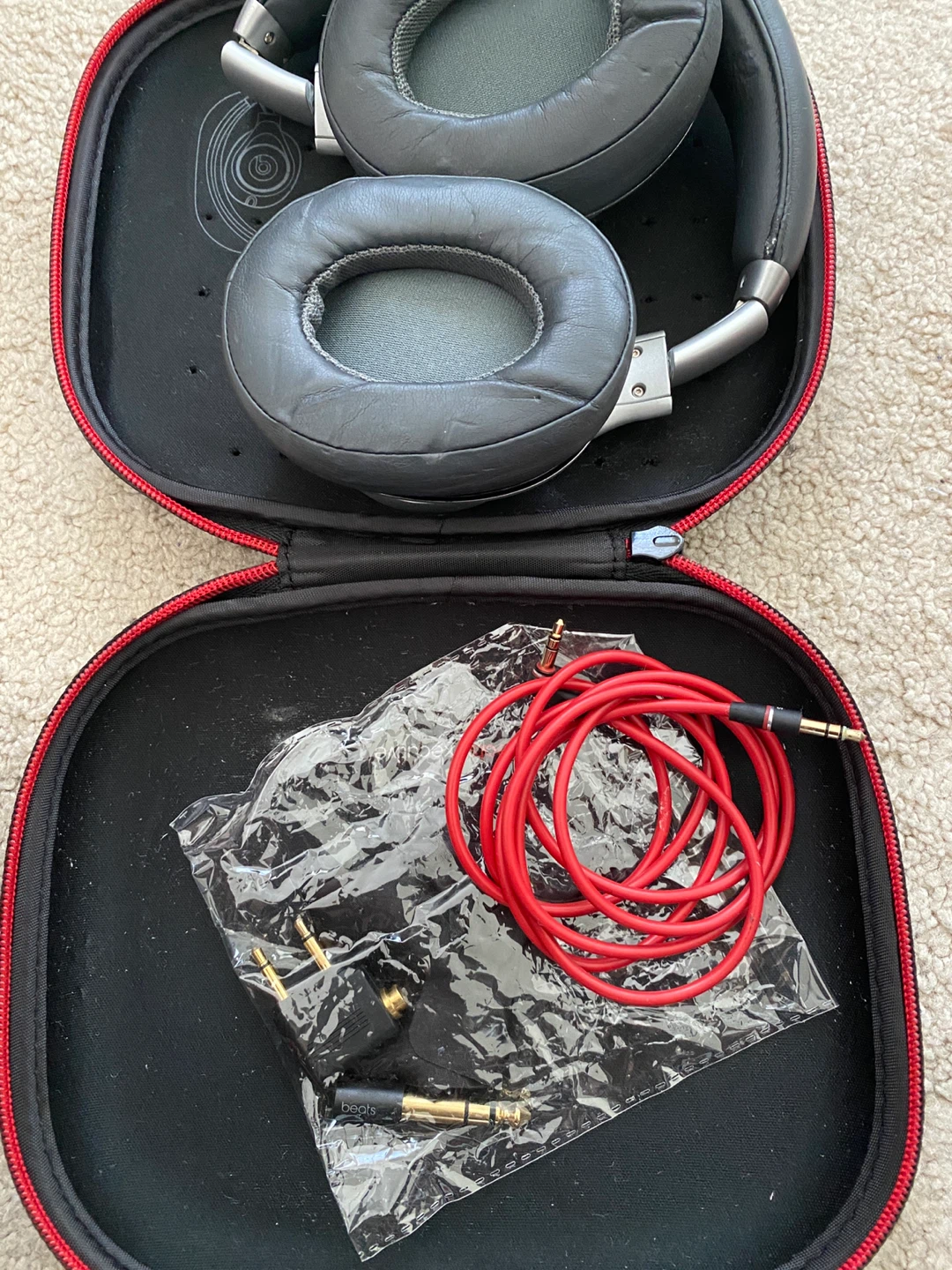 Beats by Dre Studio Headphones with Case & Cables - photo 4