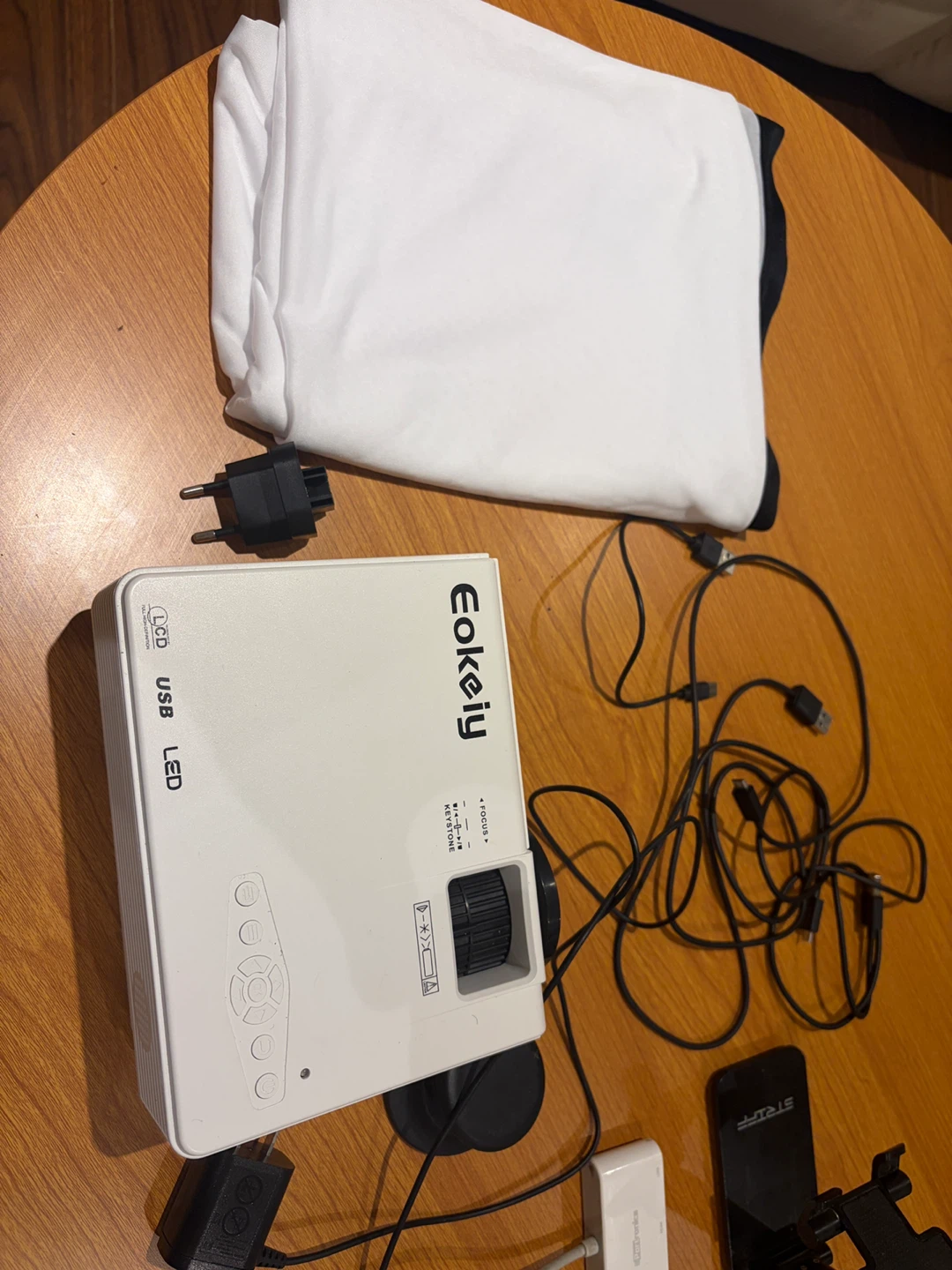 Eokeiy White Portable LED Projector
