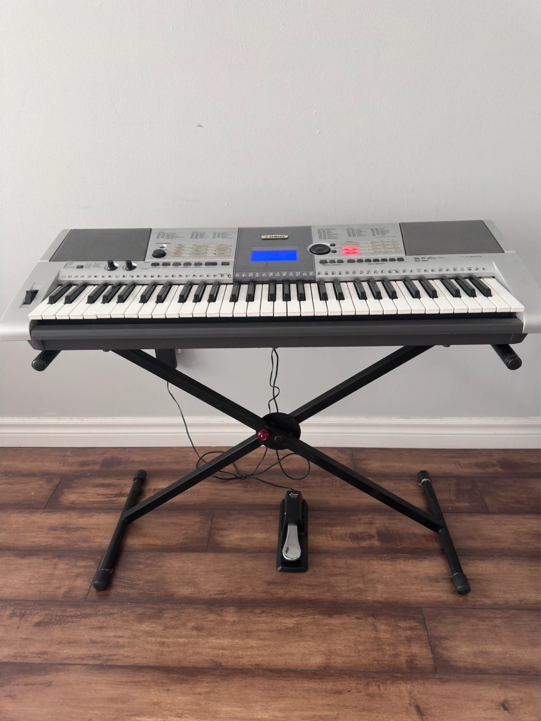 Yamaha I425 Keyboard Bundle – Stand & Pedal Included