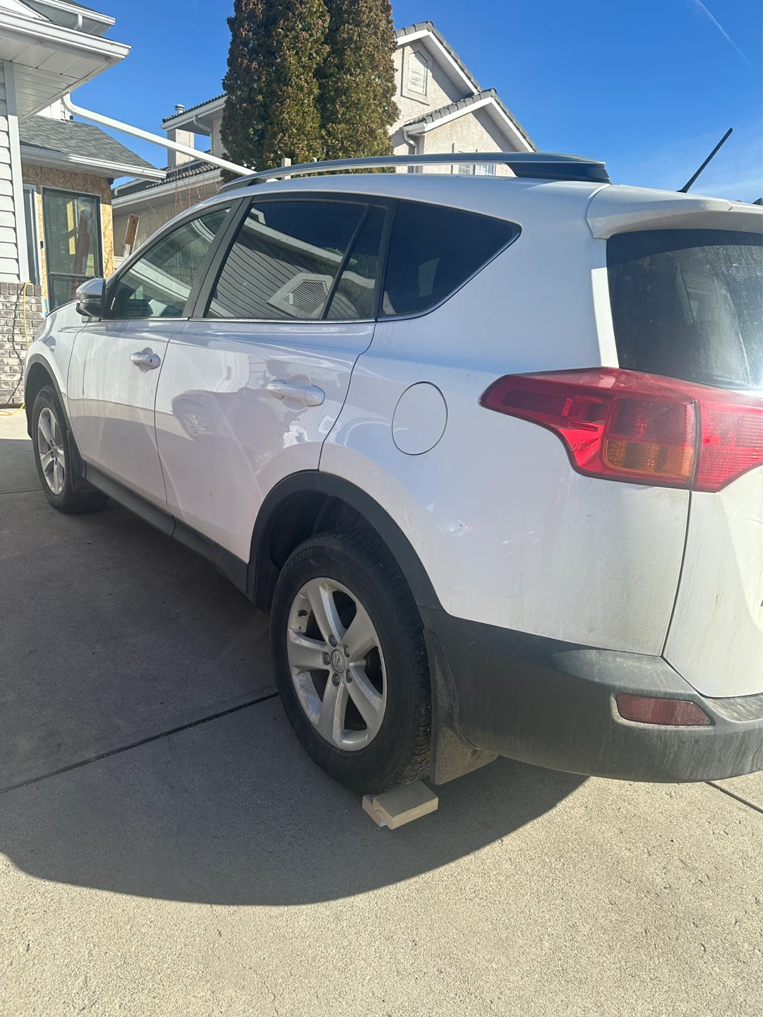 2013 Toyota RAV4 XLE AWD - photo 3