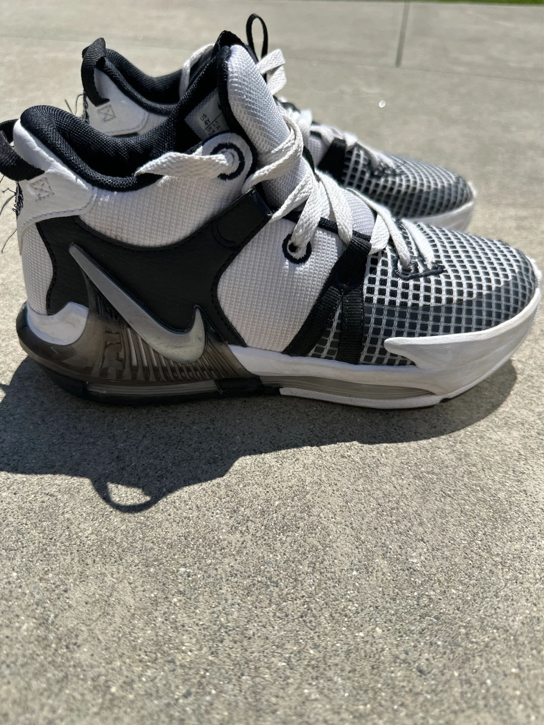 Nike Youth Basketball Shoes -4Y