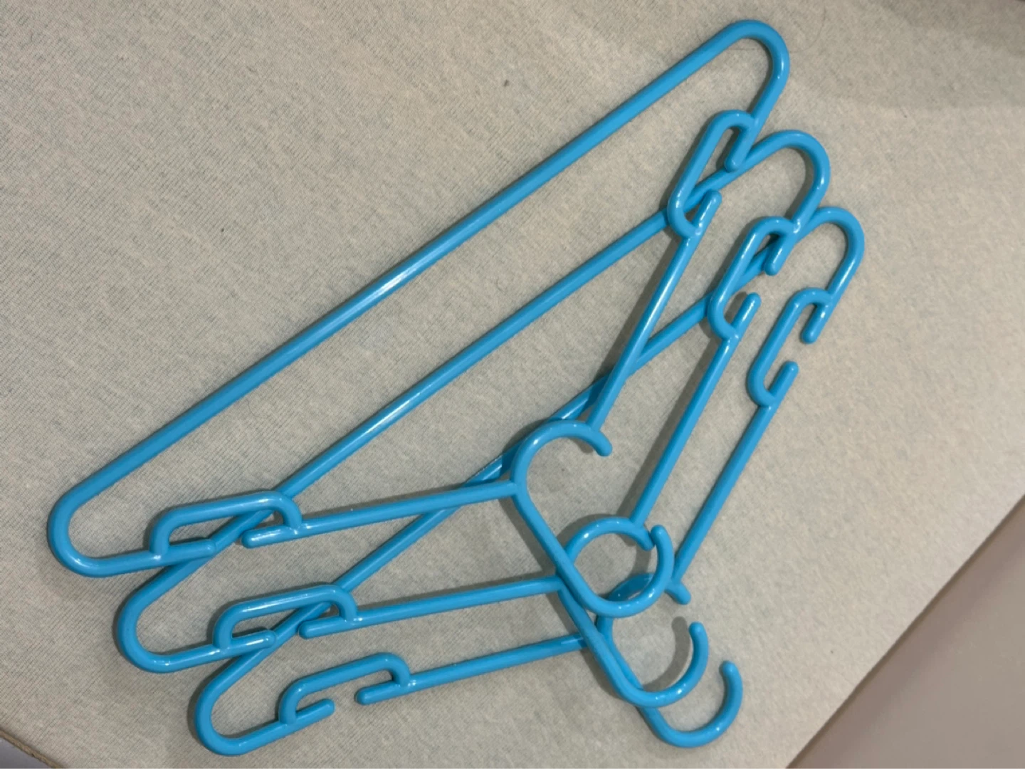 Set of 8 Plastic Hangers - Blue & Pink
