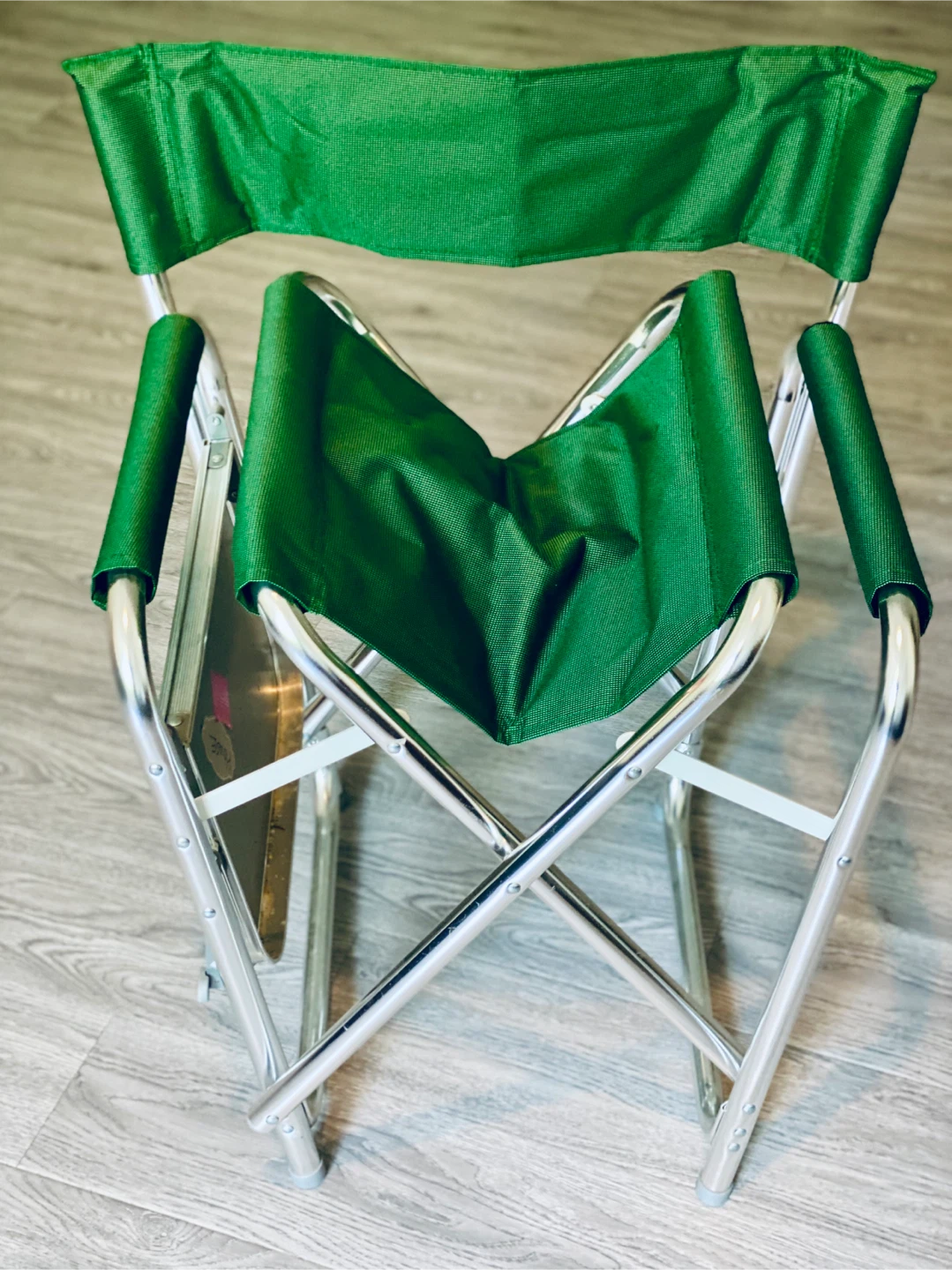 LIKE NEW DIRECTOR-STYLE OUTDOOR CHAIR W/ SIDE TABLE - photo 4