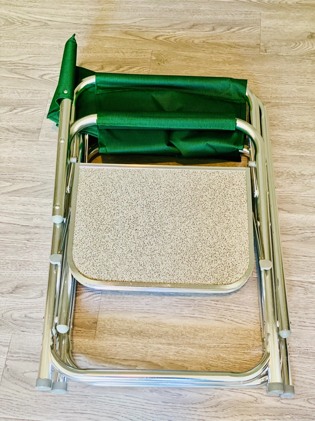 LIKE NEW DIRECTOR-STYLE OUTDOOR CHAIR W/ SIDE TABLE - photo 5