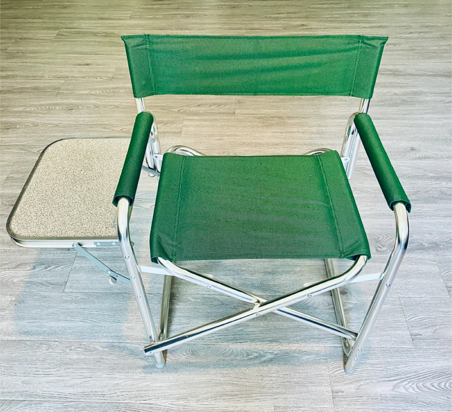 LIKE NEW DIRECTOR-STYLE OUTDOOR CHAIR W/ SIDE TABLE