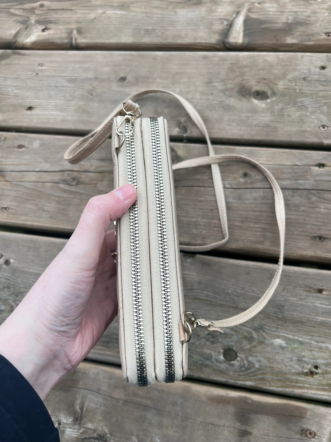 Quilted faux leather crossbody wallet with heart detail - photo 2