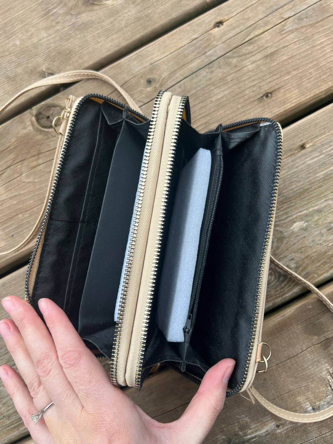 Quilted faux leather crossbody wallet with heart detail - photo 4