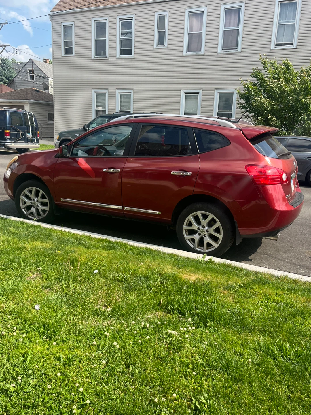 Red Nissan Rogue SUV 2013 - photo 2