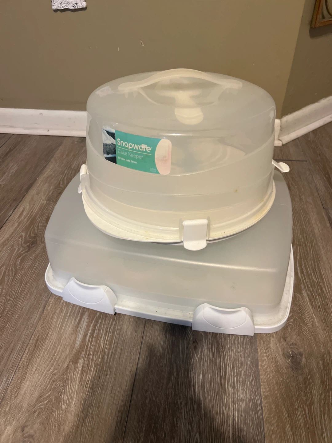 Snapware Cake Keeper with Cake Server