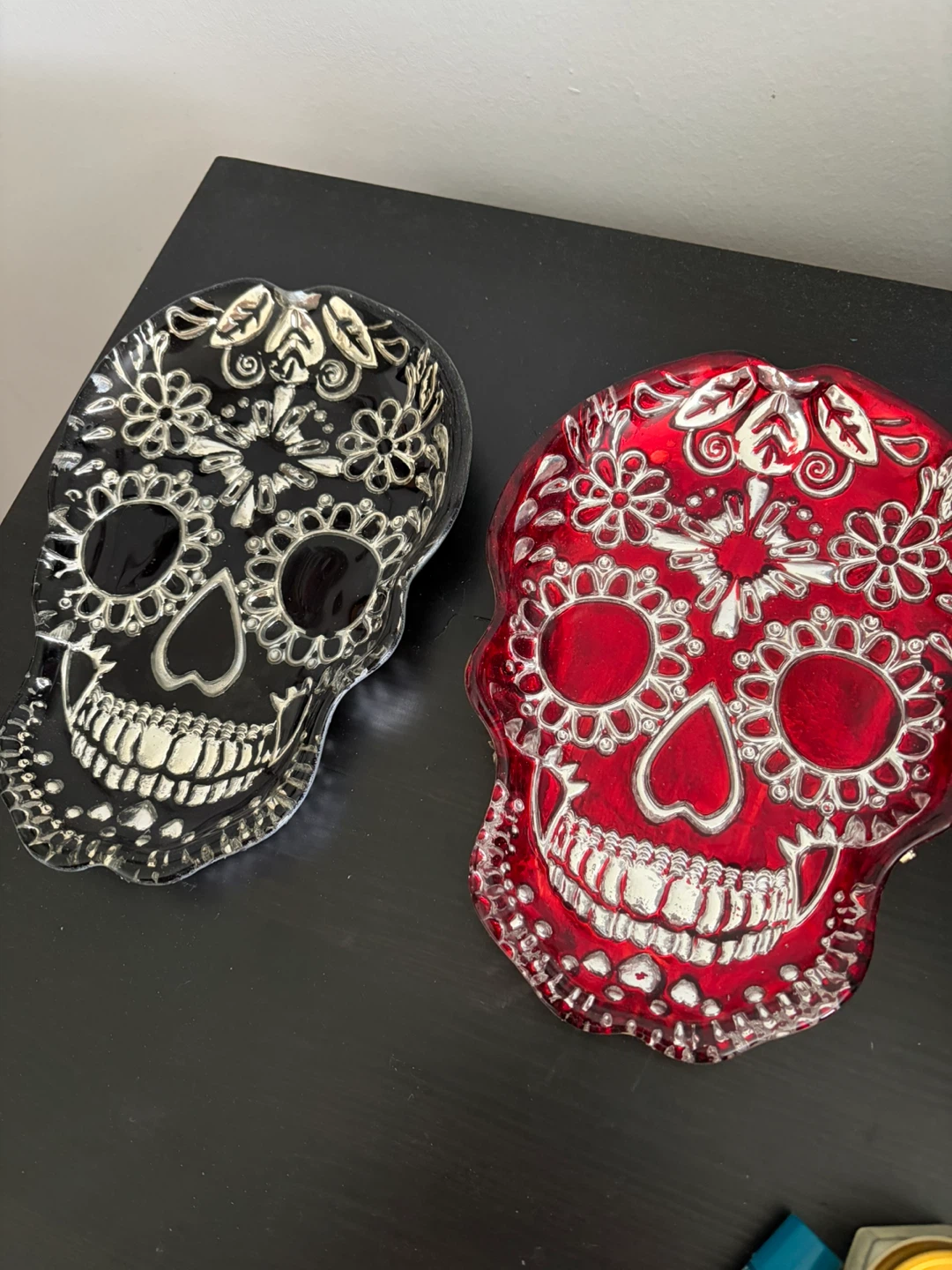 Skull decorative plates (2)
