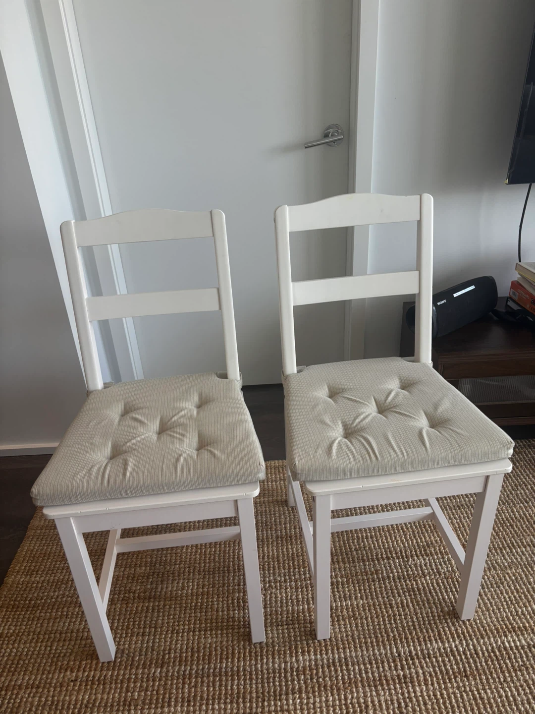 Set of 2 White Dining Chairs with Cushioned Seats