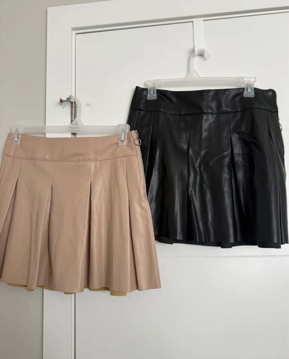 Pleated Faux Leather Mini Skirt - Black - photo 3