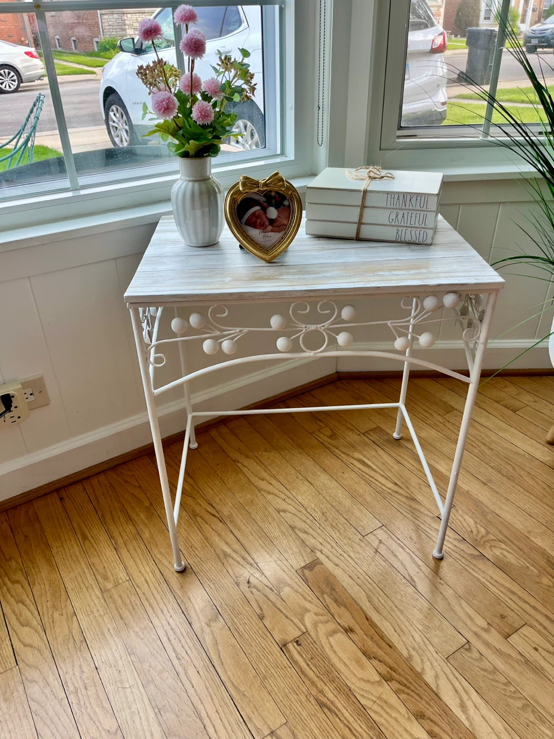 CUTE LARGE SIDE  TABLE/ENTRY