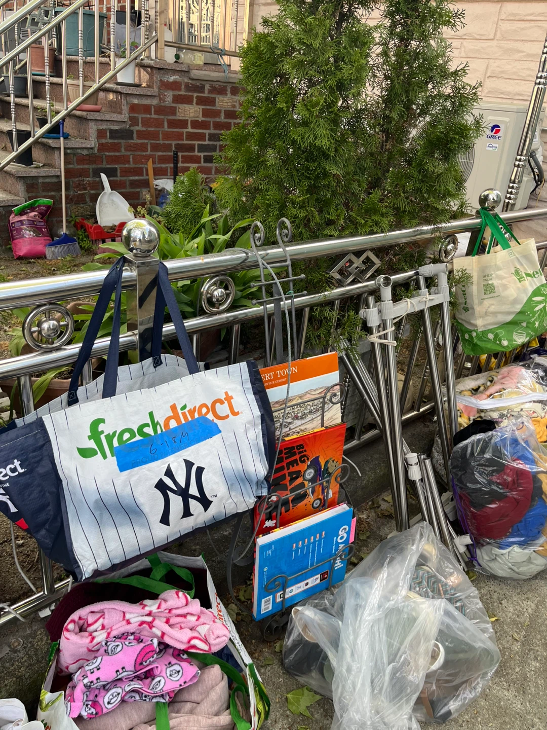 Curb Alert: clothes, shoes, books etc FREE - photo 2