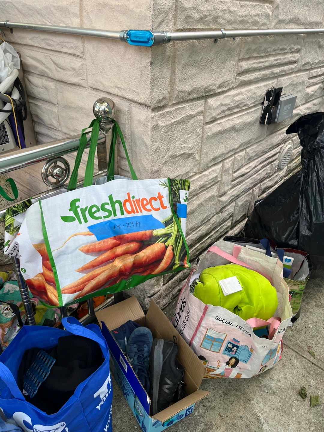 Curb Alert: clothes, shoes, books etc FREE - photo 4