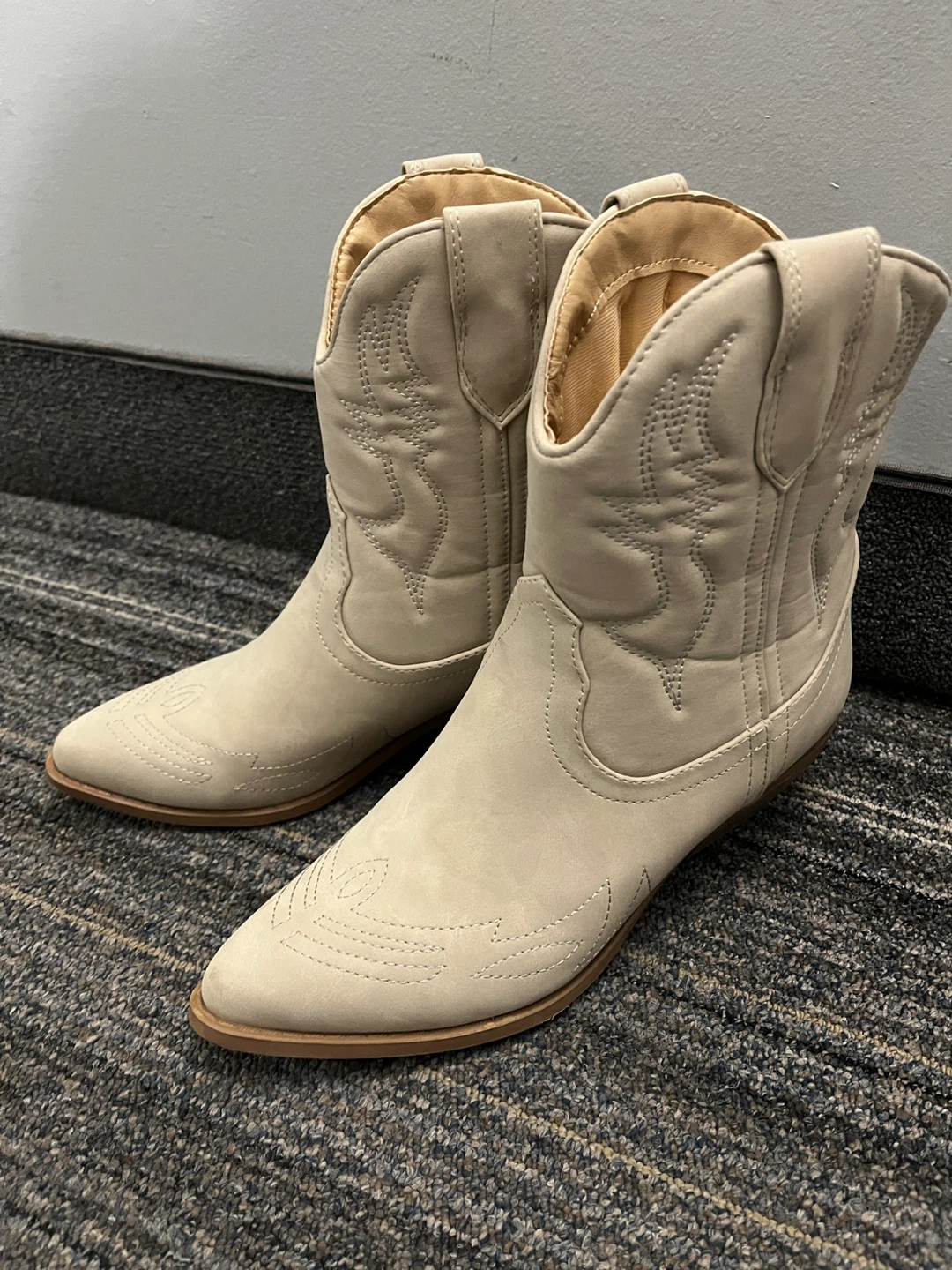 Soda Women's Beige Western Boots Size 9