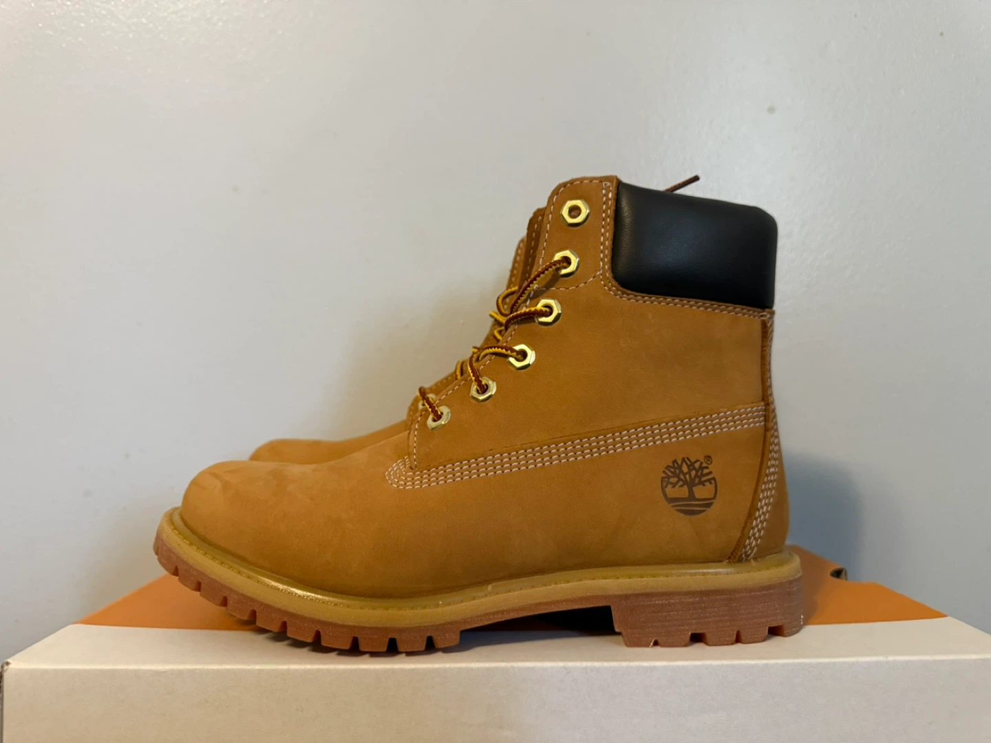 Timberland Women’s Premium 6-Inch Lace Boots  **SIZE 8** - photo 4