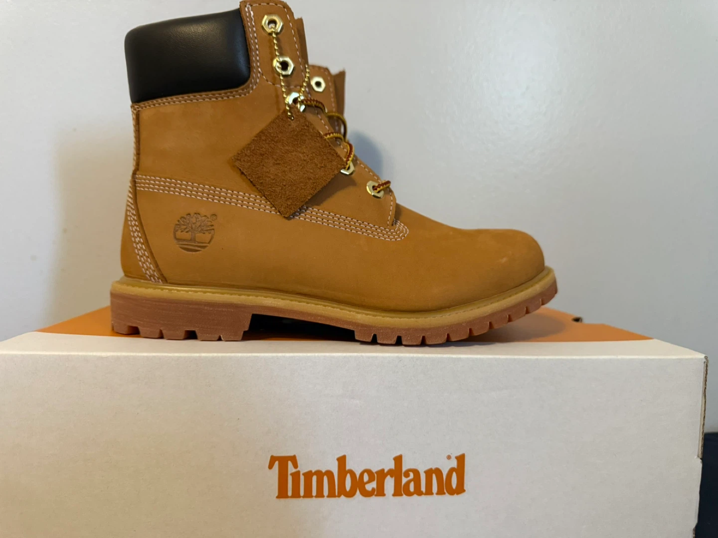 Timberland Women’s Premium 6-Inch Lace Boots  **SIZE 8**