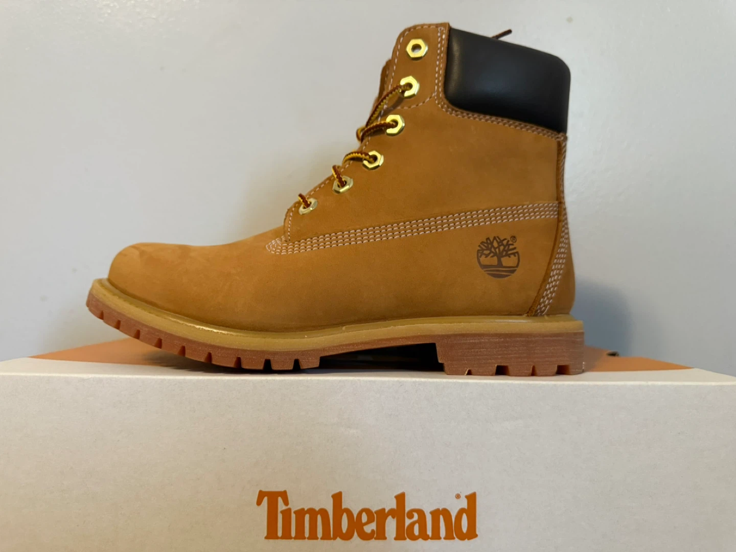 Timberland Women’s Premium 6-Inch Lace Boots  **SIZE 8** - photo 5