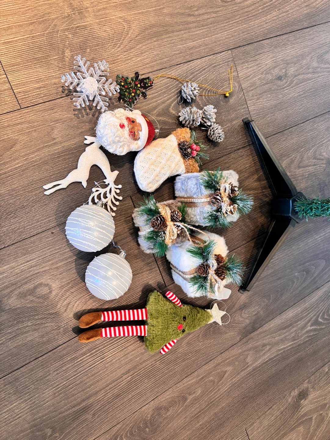 4 ft. LED Pre-Lit Cashmere Christmas Tree with Ornaments - photo 3