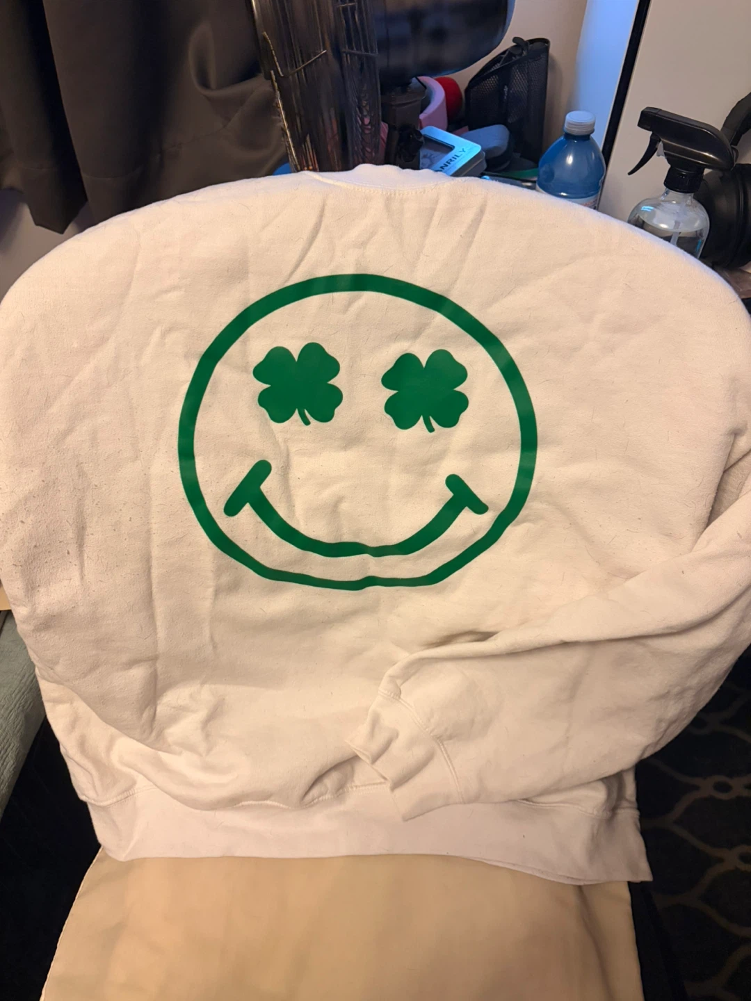 Sweatshirt with 4-leaf clover smiley face