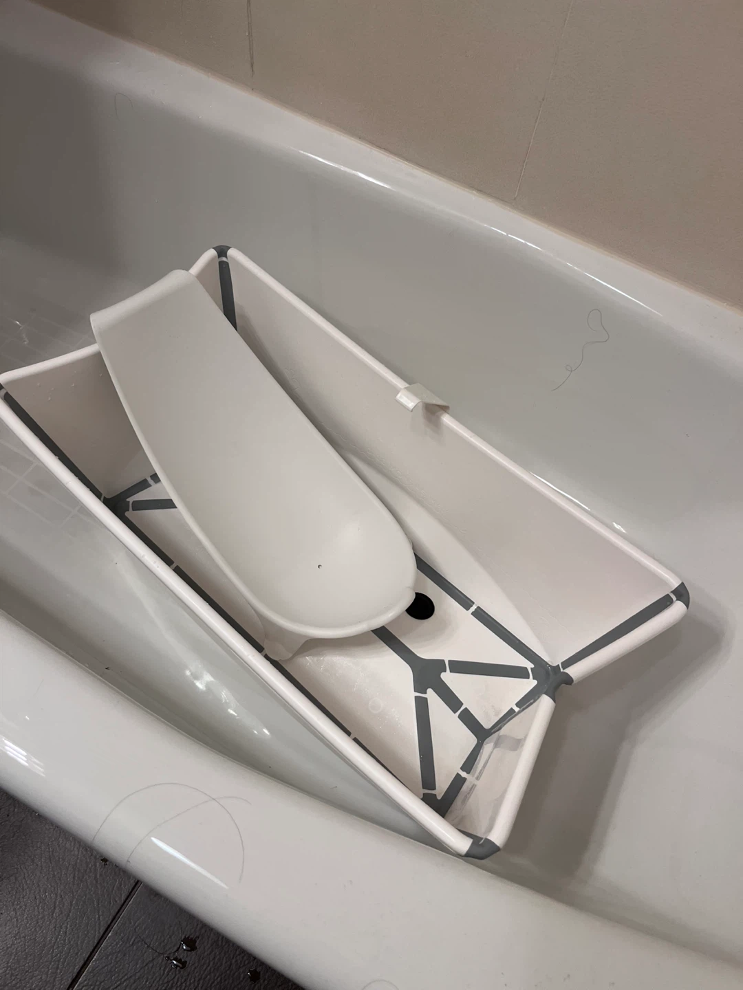 Stokke Flexi Bath bathtub with newborn support