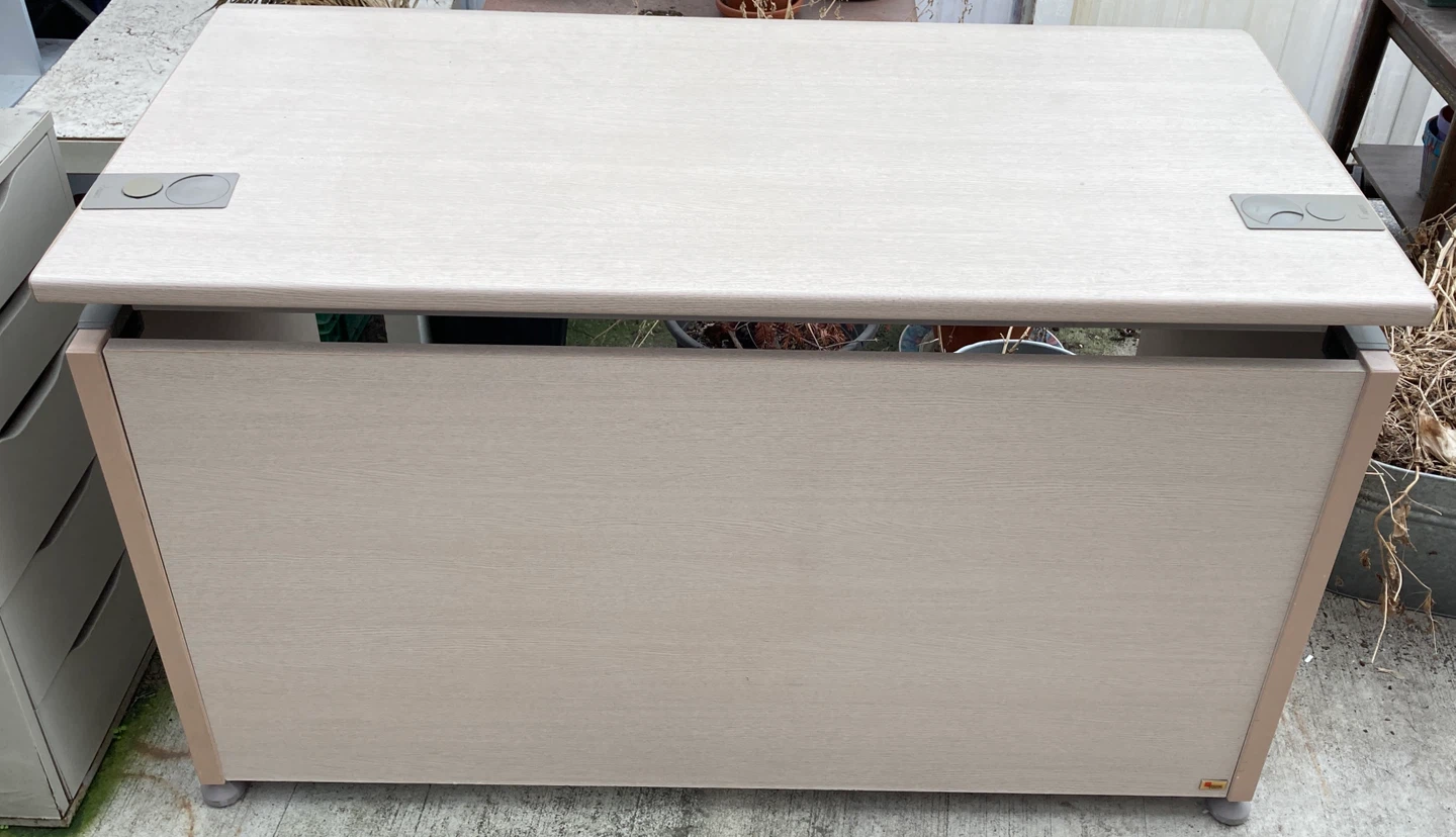 Korean-made study or office desk in excellent condition - photo 3