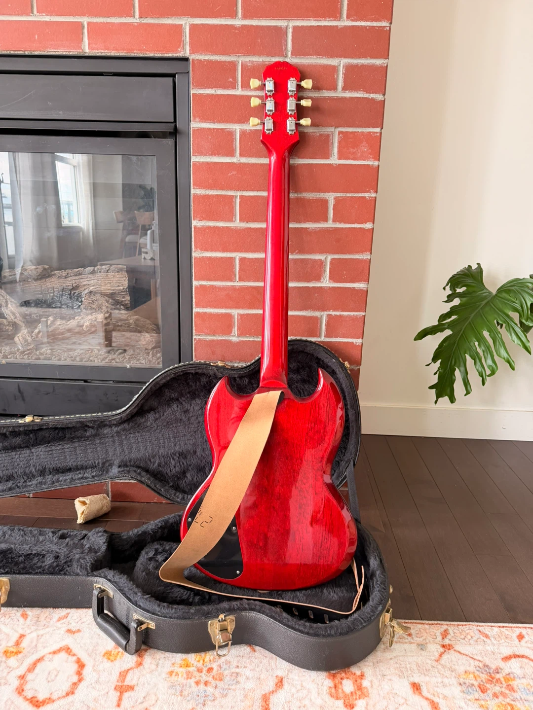Epiphone SG Electric Guitar + Amp + hard case - photo 2