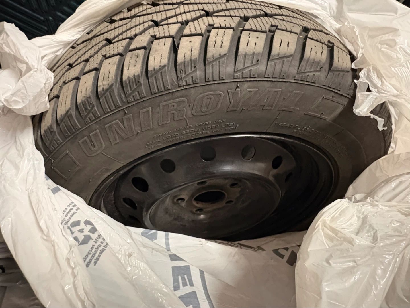 Uniroyal Tiger Paw Ice 3 & Snow Tire on Rim 2023 - photo 2