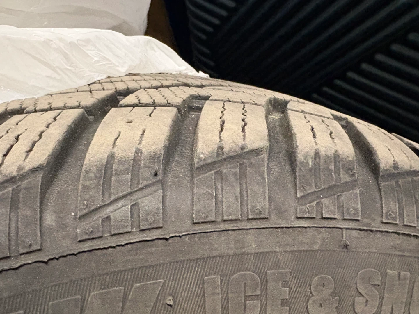 Uniroyal Tiger Paw Ice 3 & Snow Tire on Rim 2023 - photo 4