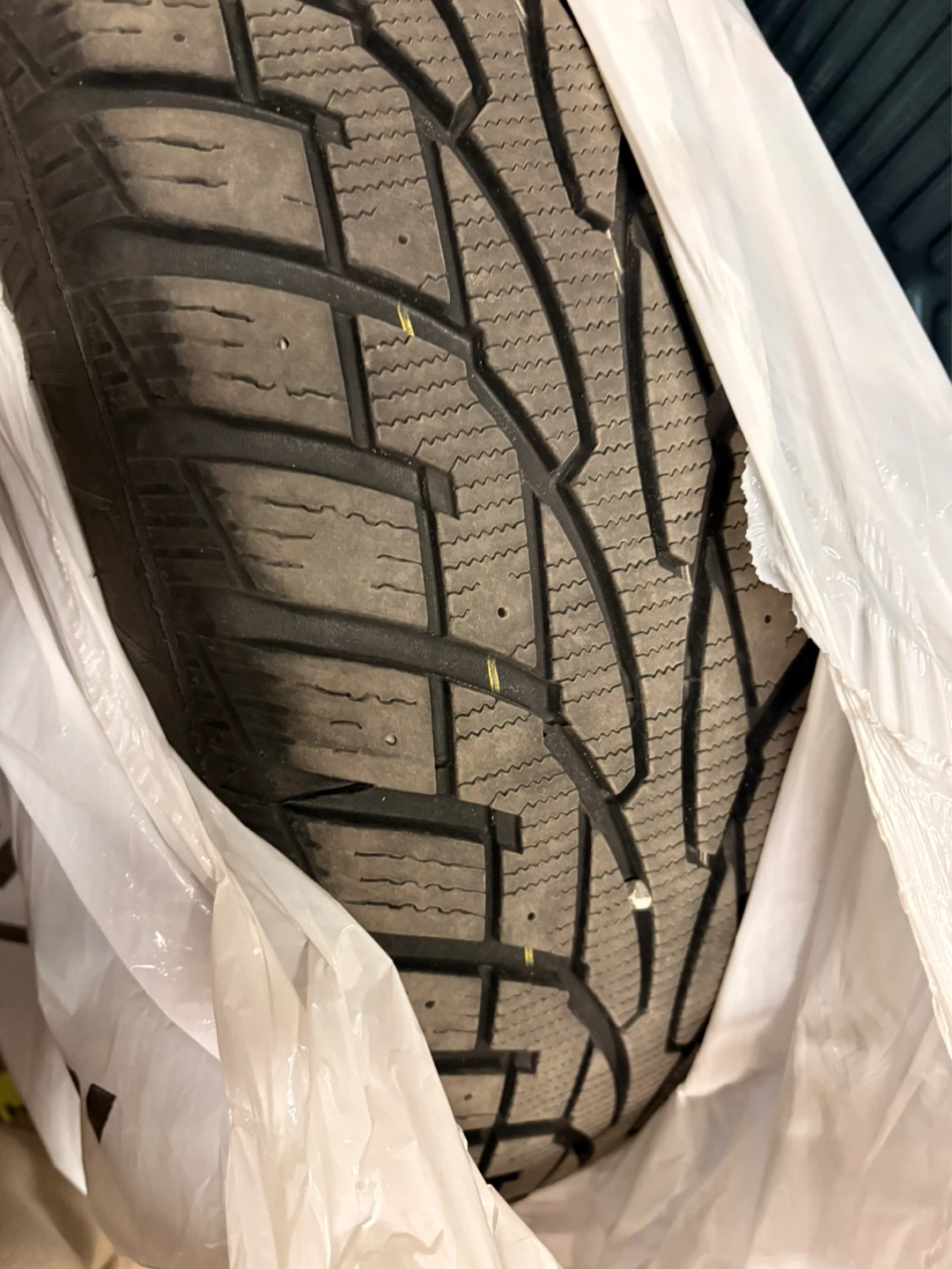 Uniroyal Tiger Paw Ice 3 & Snow Tire on Rim 2023 - photo 5
