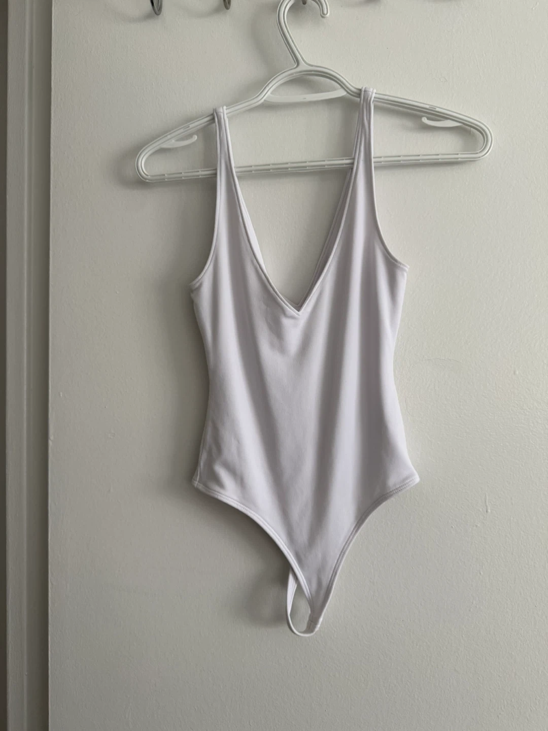 LEITH White V-Neck Thong Bodysuit XXS