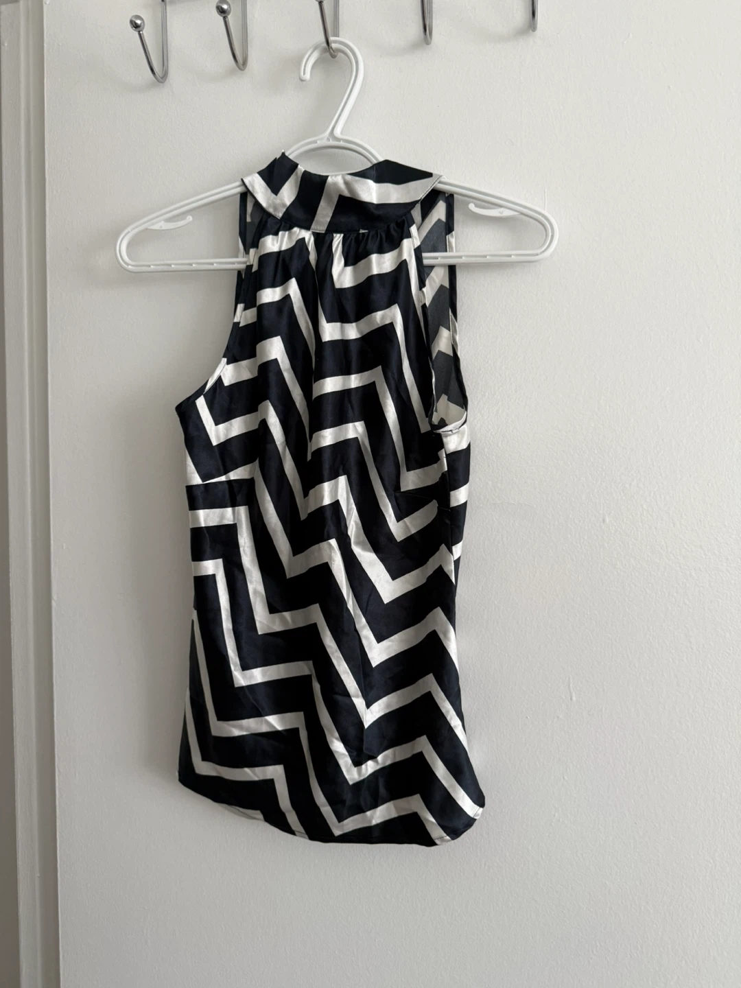 Piaza Italia Sleeveless Chevron Print Top