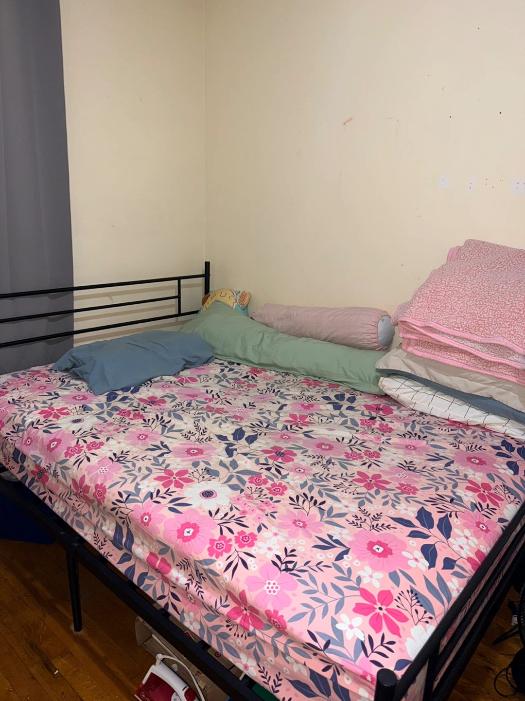 Black Metal Bed Frame with Mattress (Queen size) - photo 2