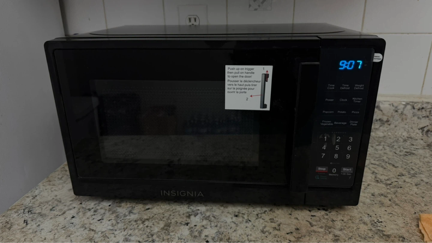 Insignia 0.7 Cu. Ft. Compact Microwave in excellent condition - photo 3