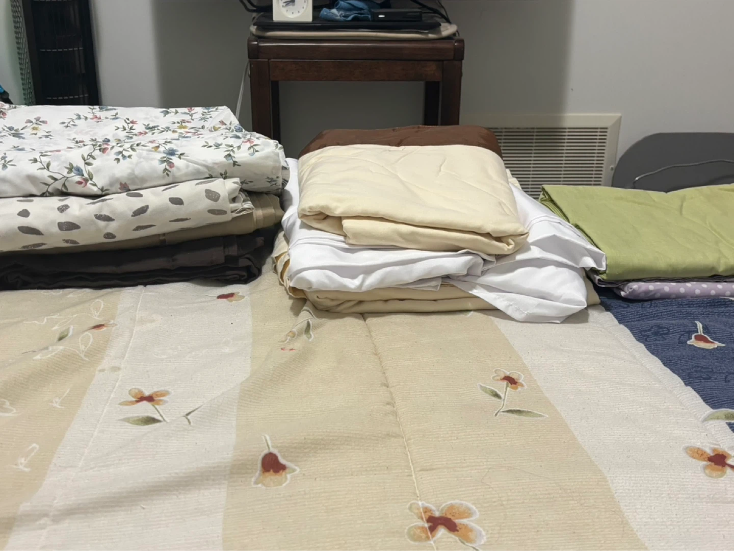 Assorted Bed Linens - Queen Size - photo 4
