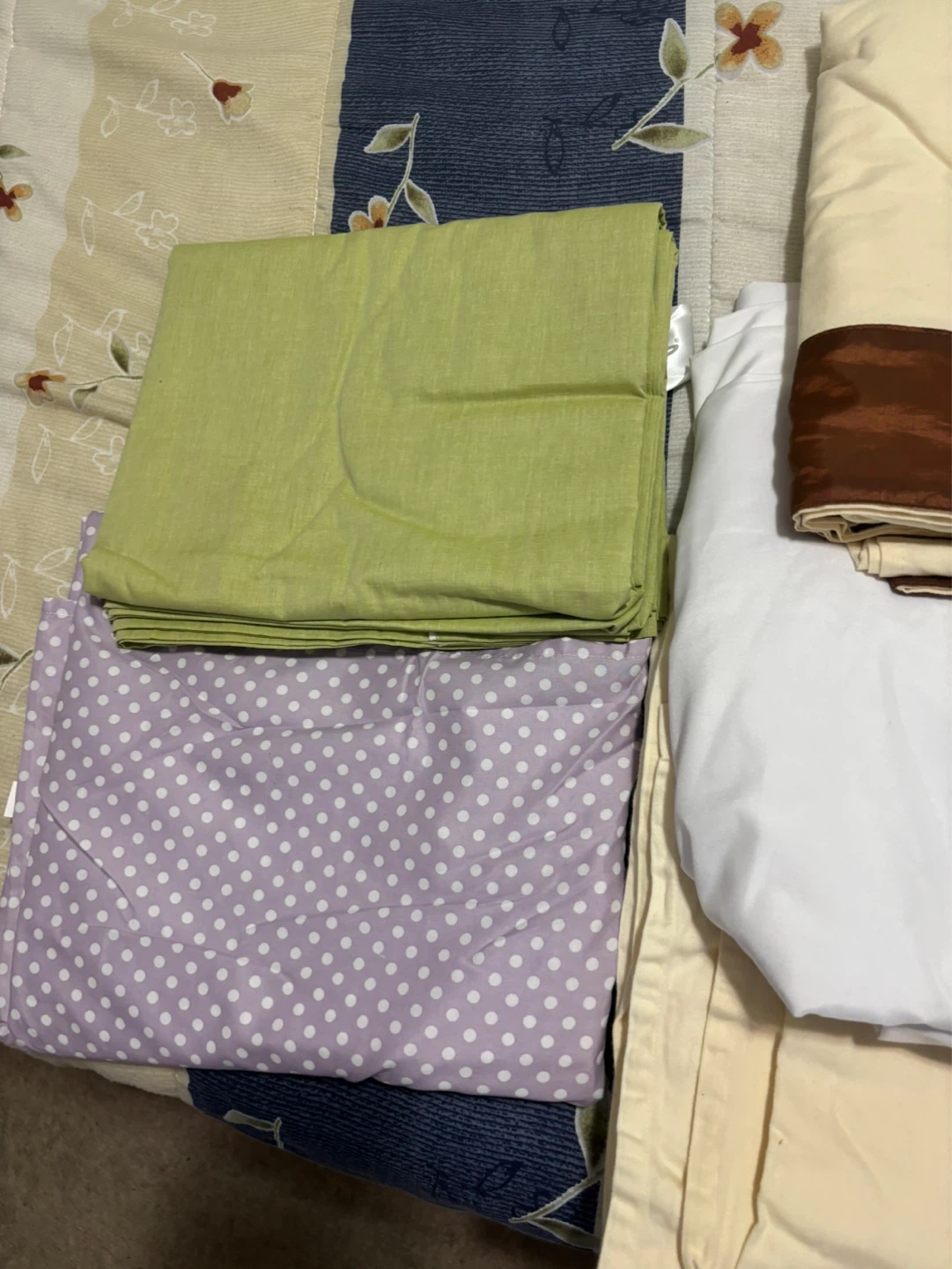 Assorted Bed Linens - Queen Size - photo 3