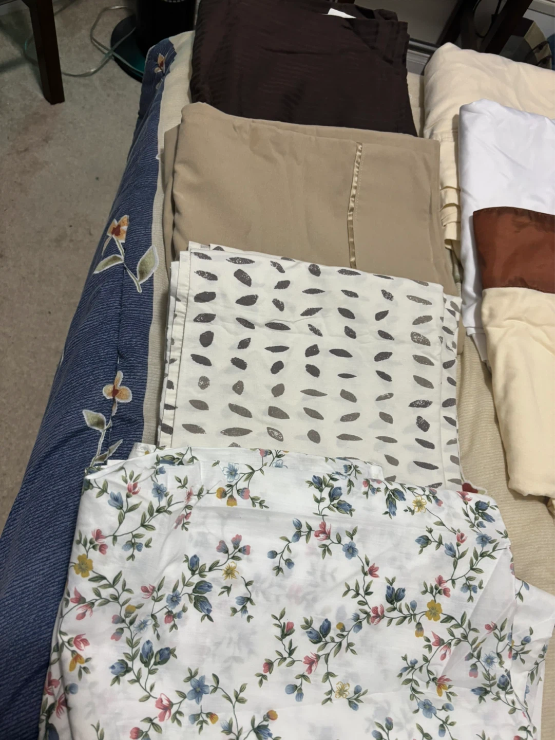 Assorted Bed Linens - Queen Size - photo 2