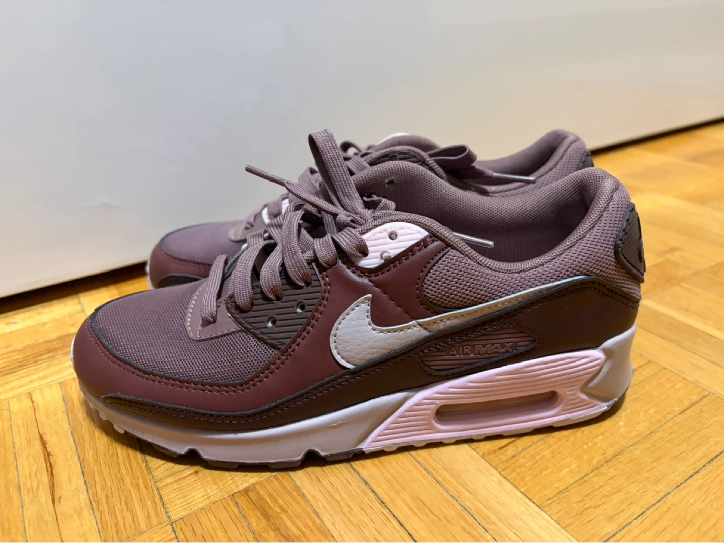Nike Air Max 90 Women's Shoes - Size 8